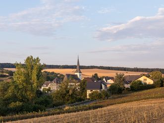 Hünstetten liegt zwischen Feldern und Wiesen