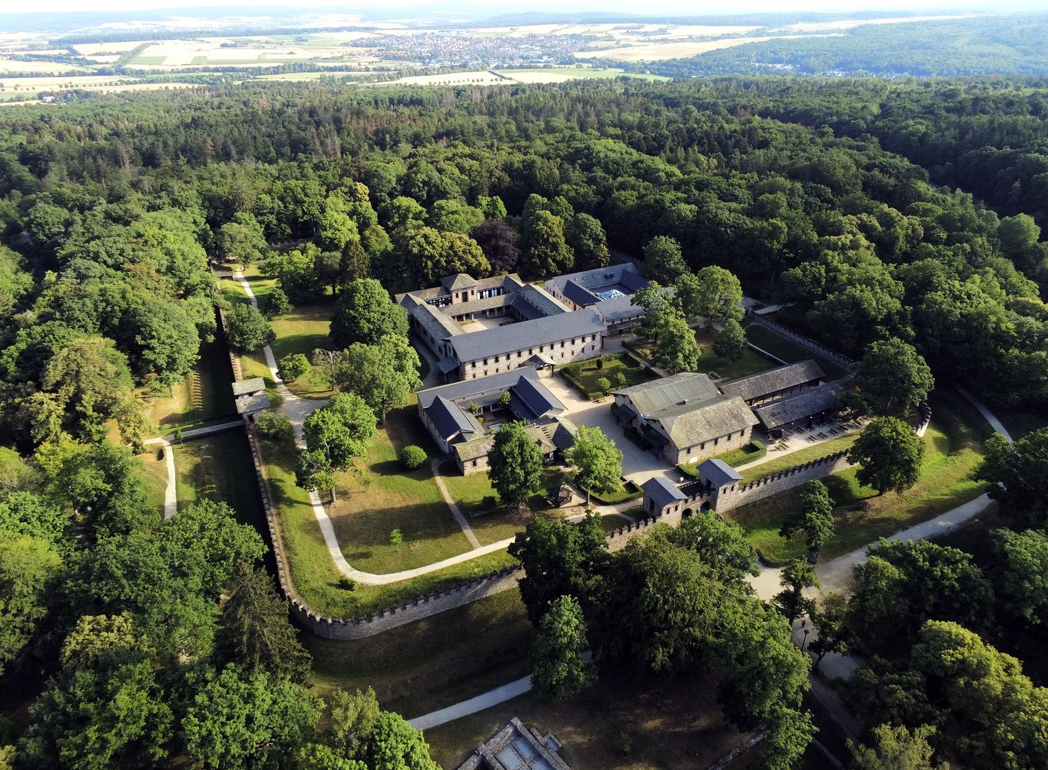 Drohnenaufnahme des gesamten Römerkastell Saalburg und des Waldes außen herum. 