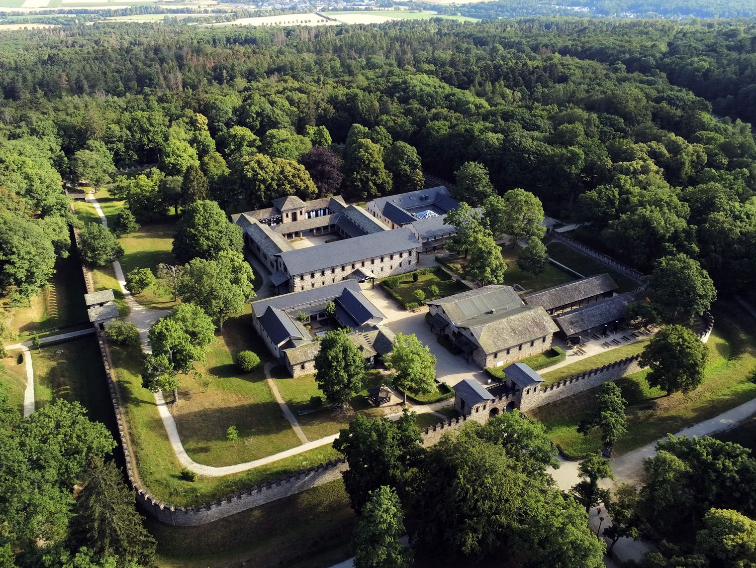 Drohnenaufnahme des gesamten Römerkastell Saalburg und des Waldes außen herum. 