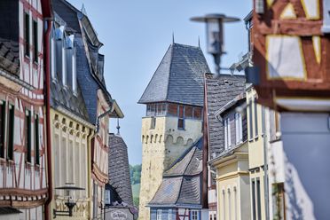 Das Foto zeigt die Altstadt von Bad Camberg mit viel Fachwerk. Die Aufnahme wurde erhöht aufgenommen, sodass nur ca. das obere Drittel der Häuser zu sehen ist. 