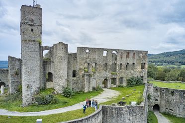 Drohnenaufnahme von Burgruine Königstein. 