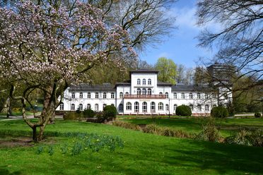 Das alte Badehaus in Bad Soden am Taunus im Frühling