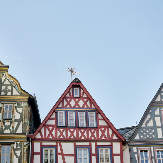 Bunte Fachwerkhäuser der Stadt Idstein unter blauem Himmel.