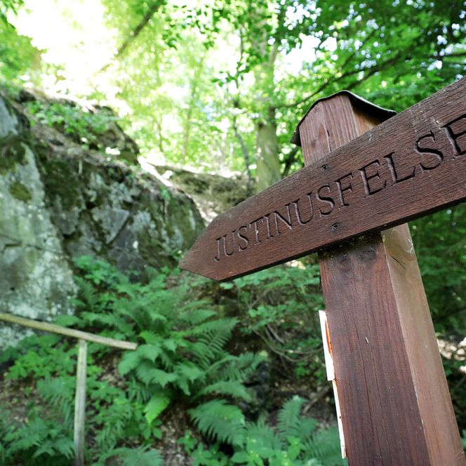 Hinweisschild zum Justinusfelsen bei Bad Schwalbach im Aartal